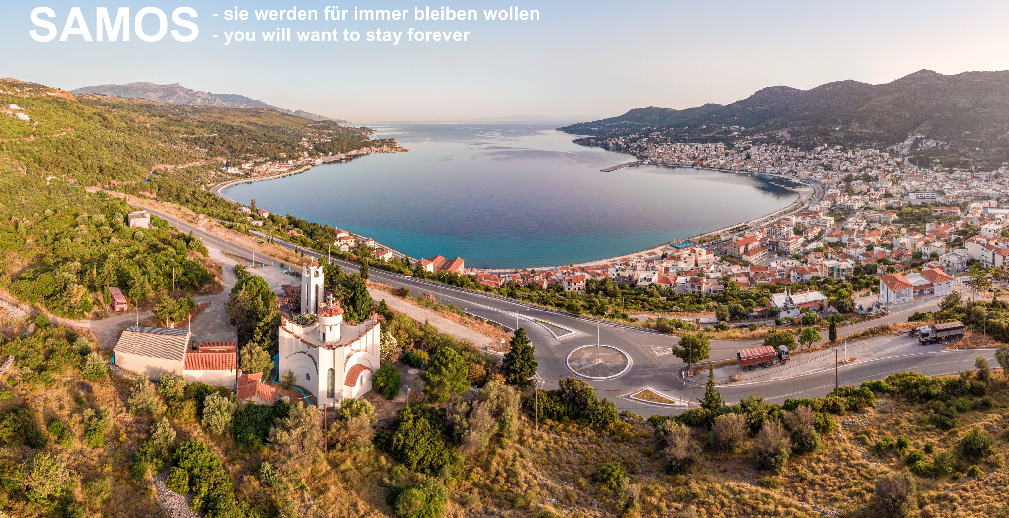 Urlaub auf Samos - Griechenland Ein Bild, das draußen, Natur, Berg, Küste enthält. Es zeigt die Hafenbucht von Samos.